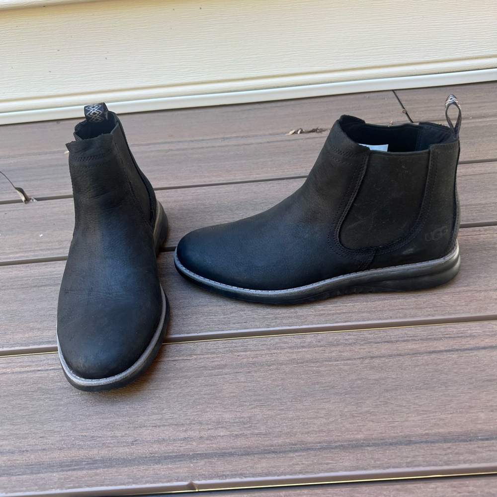 NWOB UGG Men's Black Light Leather Boots with TraqLite Sole Sz 7.5